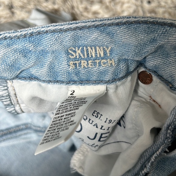 American Eagle Outfitters Light Acid Wash Skinny Stretch Denim Shorts Size 2 - Picture 7 of 8